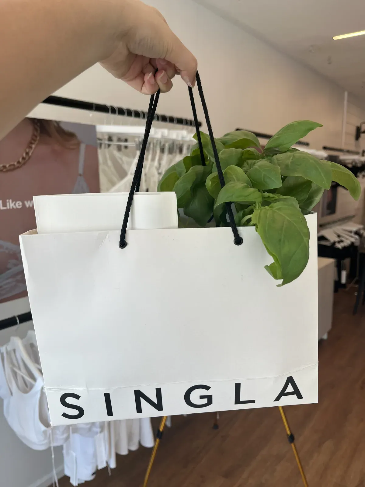 Model holding SINGLA bag